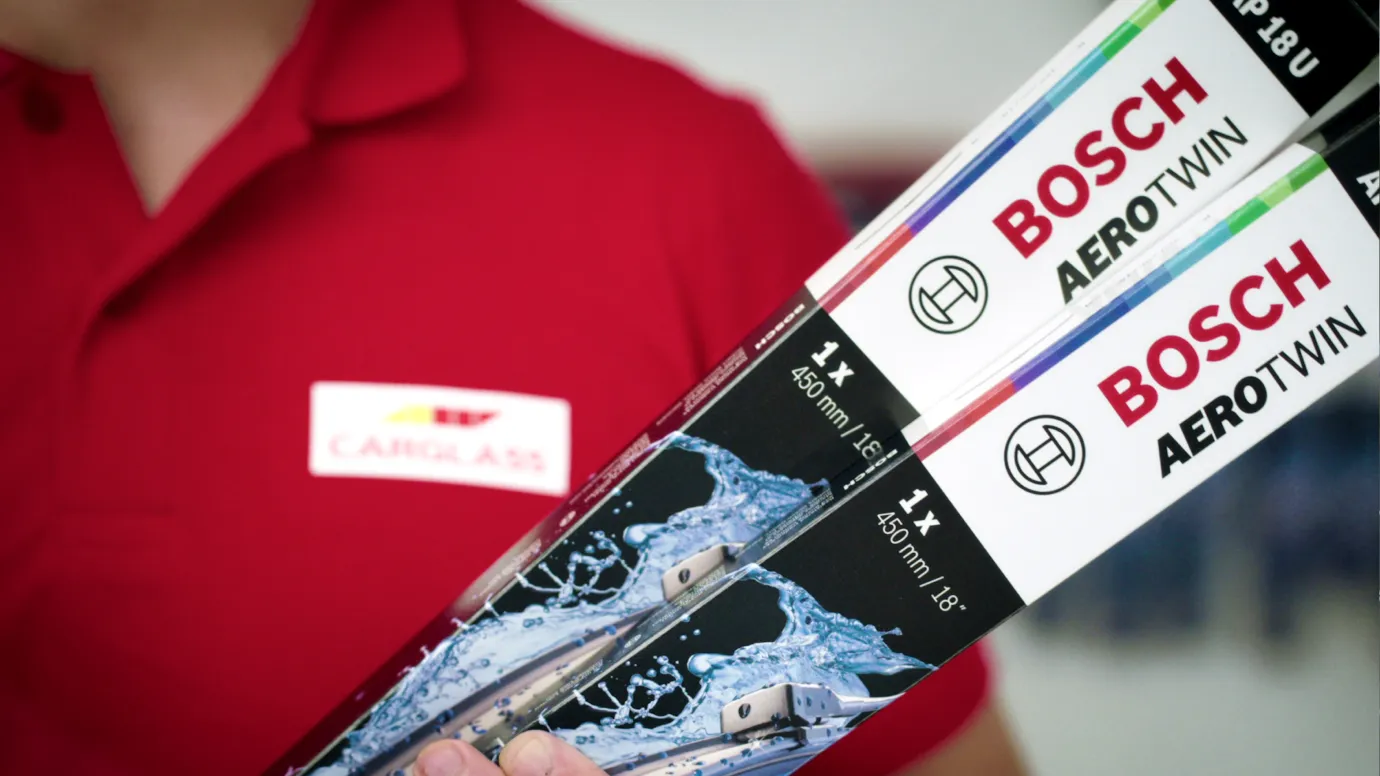 Kvinne holder vindusviskerblad fra Bosch